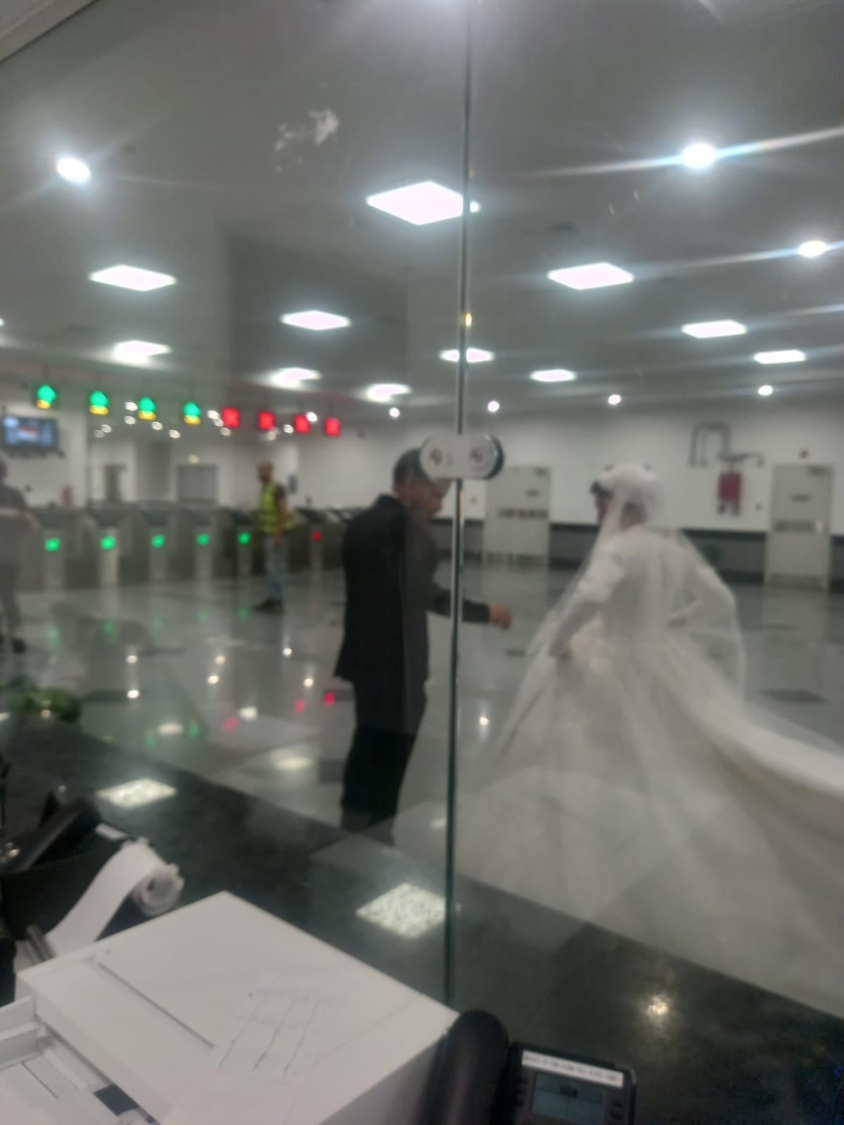 عروسان بملابس الزفاف الرسمية داخل المونوريل