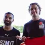 محمد صلاح يتبادل القمصان مع نجم كليفلاند براونز قبل انطلاق كأس العالم 2026