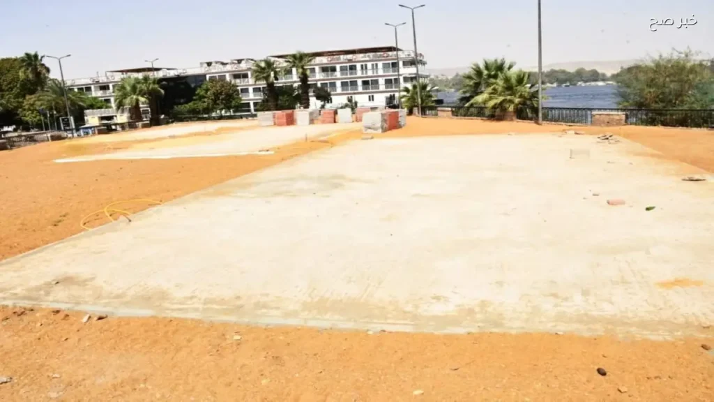 محافظ أسوان يتفقد مشروع ملاعب البادل على كورنيش النيل