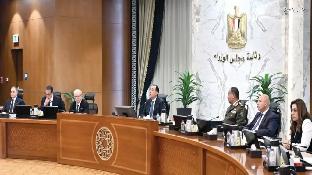 مجلس الوزراء يوافق على ترقيات الموظفين ويمدد وقف ضريبة الأطيان