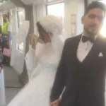 عروسان يحتفلان بزفافهما في المونوريل وسط أجواء من الفرح