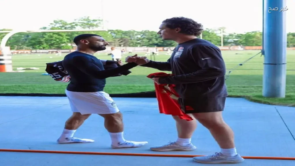 محمد صلاح يتبادل القمصان مع لاعب كرة أمريكي