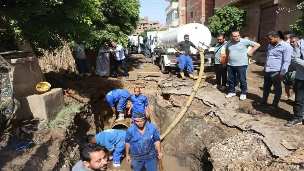إصلاح كسر خط مياه رئيسي في ميت خاقان بشبين الكوم