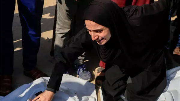 معاناة آلاء النجار كأم وزوجة وطبيبة في مستشفى التحرير بفلسطين