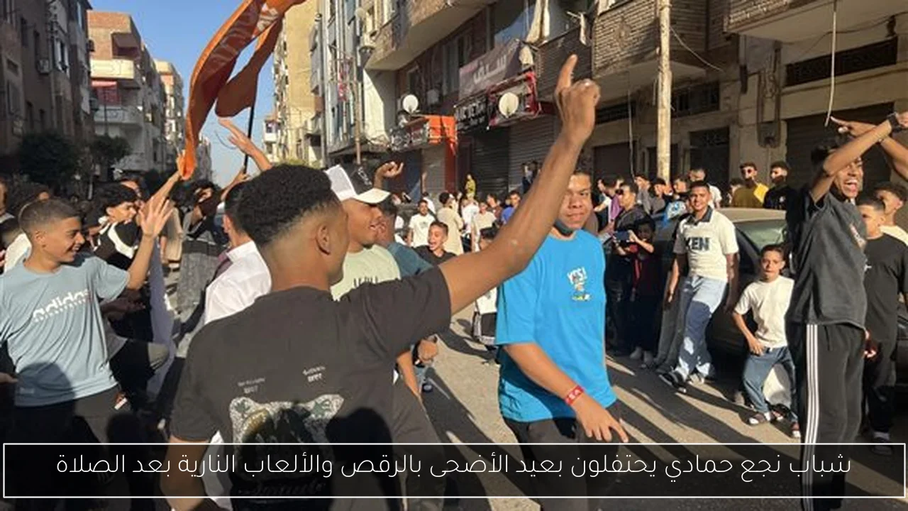 شباب نجع حمادي يحتفلون بعيد الأضحى بالرقص والألعاب النارية بعد الصلاة
