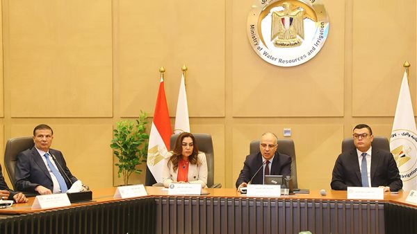 أربع وزارات تناقش مع هيئة قناة السويس وضع المنظومة المائية في ترعة القناة