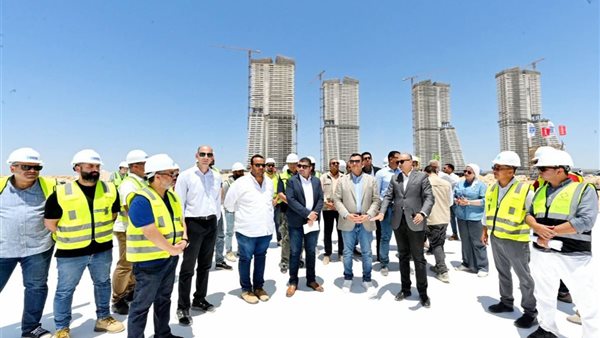 وزير الإسكان يزور موقع تنفيذ أبراج “الداون تاون” وبحيرات “العلمين”