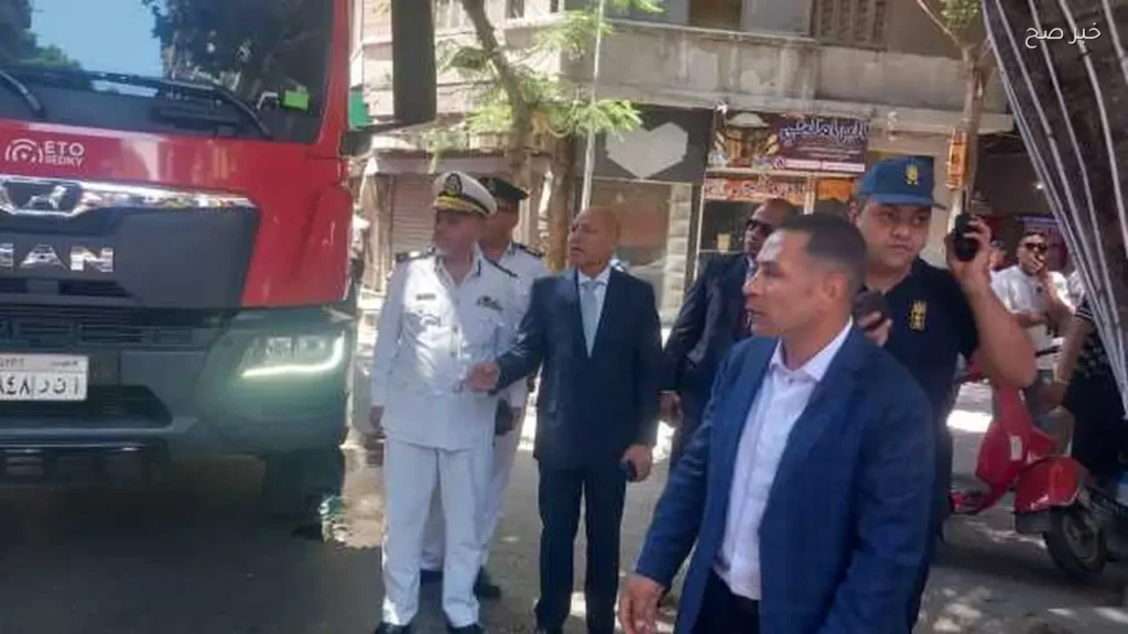 محافظ القاهرة يتابع جهود إخماد حريق في الدرب الأحمر دون إصابات