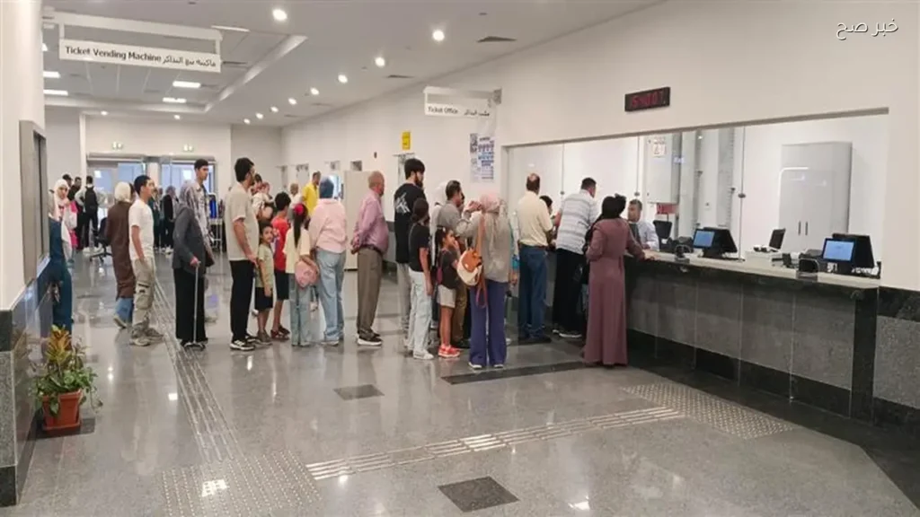 مواطنون يتوافدون على مونوريل شرق النيل في آخر أيام العيد