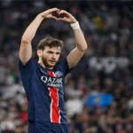 خفيتشا كفاراتسخيليا يتوج بجائزة أفضل لاعب في دوري أبطال أوروبا 2026