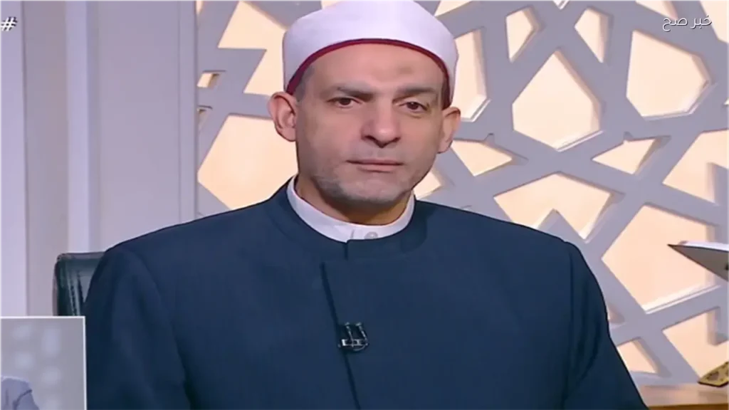 الإفتاء تؤكد جواز تقبيل أيدي كبار السن وأهل الفضل