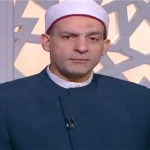 الإفتاء تؤكد جواز تقبيل أيدي كبار السن وأهل الفضل