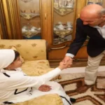 محافظ السويس يقدم كرسياً كهربائياً لطفلة مريضة بعد زيارة إنسانية