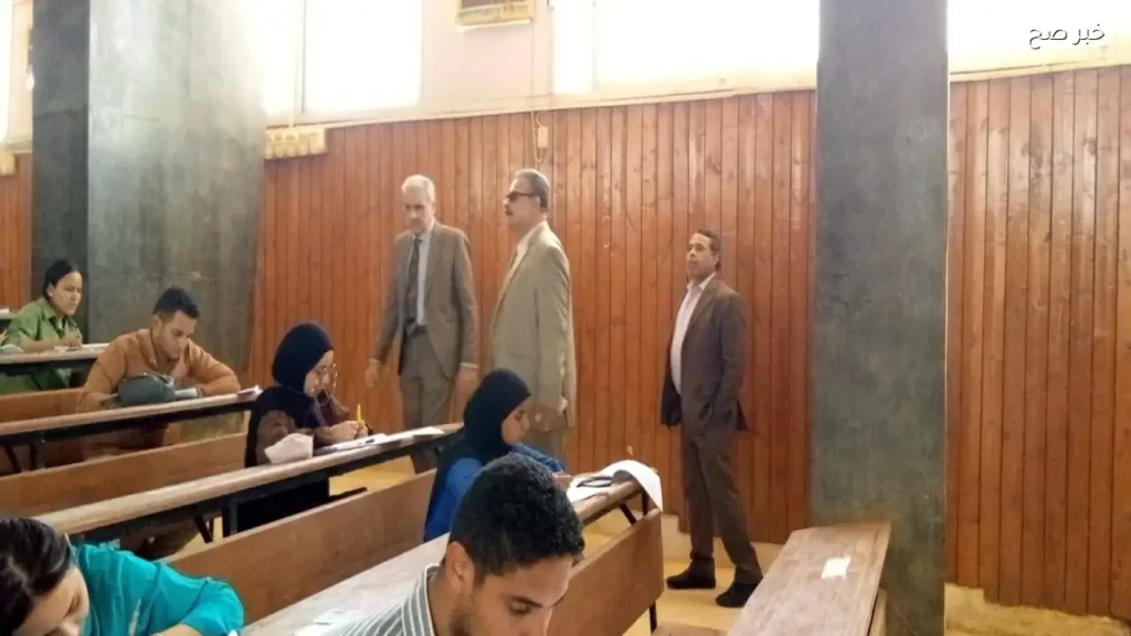 رئيس جامعة أسوان يتفقد سير امتحانات الفصل الدراسي الثاني