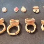 اكتشاف أثاث جنائزي نادر ونقش لاسم الملك سنوسرت في المطرية