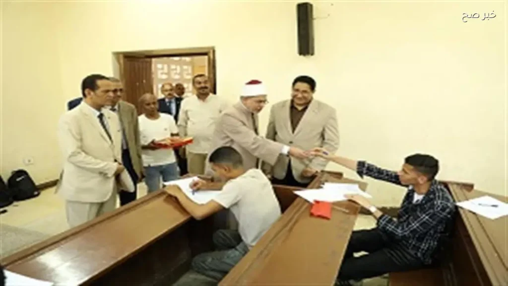 رئيس جامعة الأزهر يتفقد امتحانات الفصل الدراسي الثاني ويشارك الطلاب فرحتهم